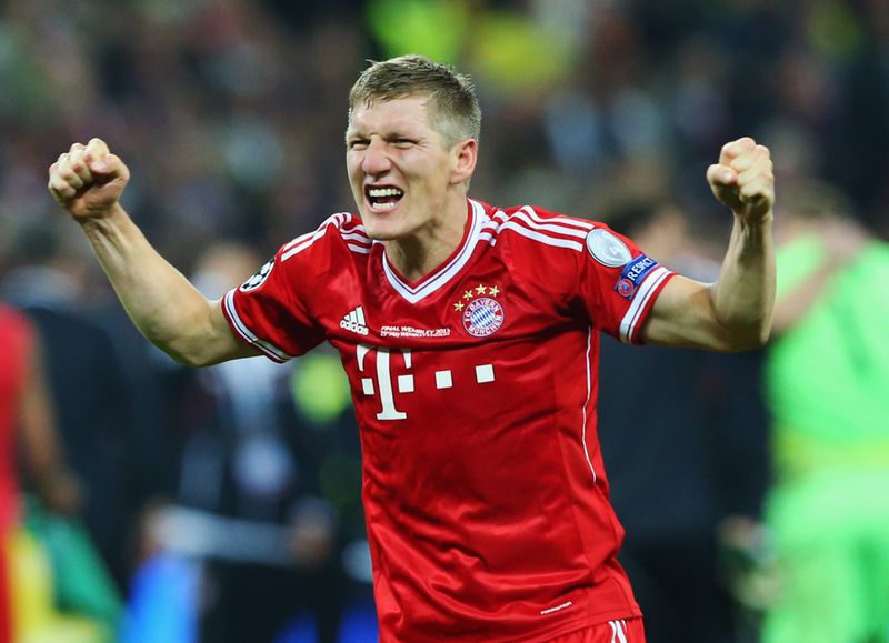 Weiblicher FCB-Fan startet eine verrückte Aktion zur Vertragsverlängerung von Schweinsteiger!