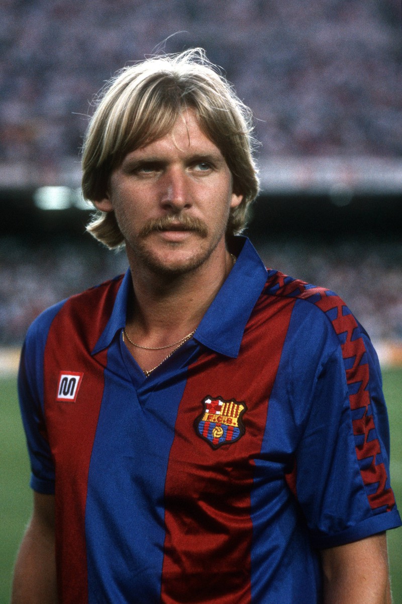 Der gebürtige Augsburger und Europameister von 1980 stand lange Zeit für den FC Barcelona auf dem Feld.