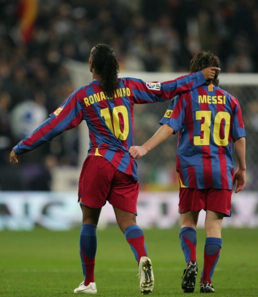 Geiles Geschenk von Ronaldinho an Messi!
