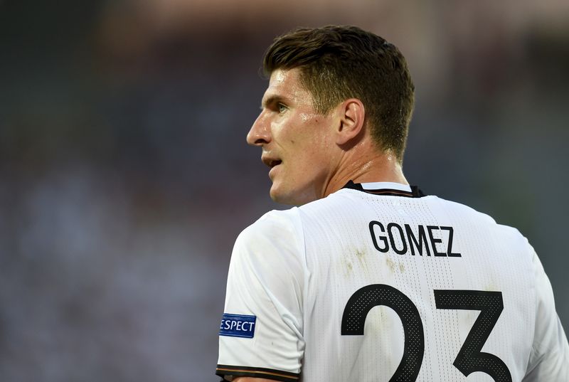 Junger Besiktas-Fan tut das, um Mario Gomez von einem Verbleib zu überzeugen!