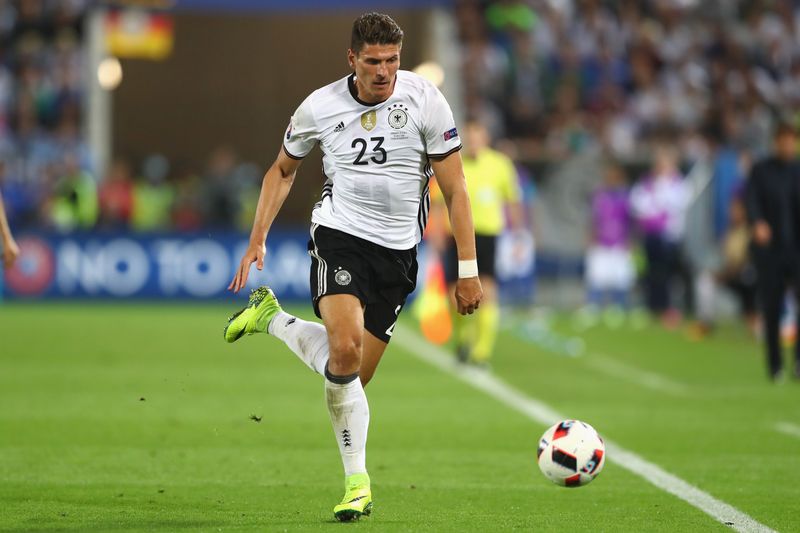 Junger Besiktas-Fan tut das, um Mario Gomez von einem Verbleib zu überzeugen!