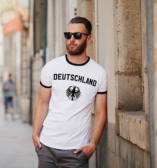 Ein Mann trägt das Deutschland Retro T-Shirt.