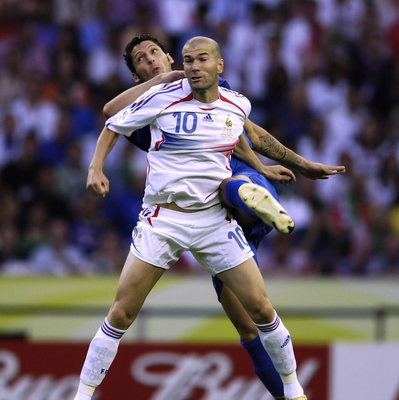 Der ehemalige italienischer Fußballspieler, der als Verteidiger bekannt ist und in seiner Karriere unter anderem für Inter Mailand gespielt hat. Er erlangte weltweite Bekanntheit durch ein kontroverses Ereignis im Finale der FIFA-Weltmeisterschaft 2006. Während des Endspiels zwischen Italien und Frankreich fällte Zinedine Zidane Materazzi mit einem Kopfstoß. Dieser Vorfall sorgte für Aufsehen, aber es wurde später bekannt, dass Materazzi zuvor Zidanes Schwester beleidigt hatte. Die meisten Fans empfanden Zidanes Reaktion daher als verständlich oder sogar gerechtfertigt.