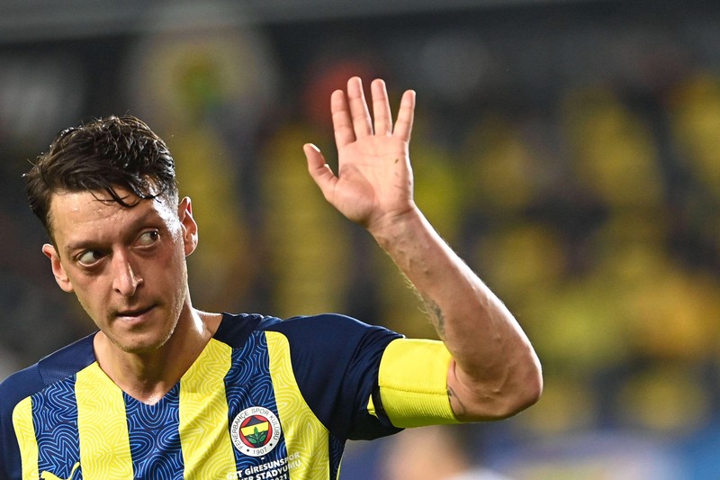 Mesut Özil ist ein deutscher Ex-Fußballer mit einem extrem hohen Vermögen.