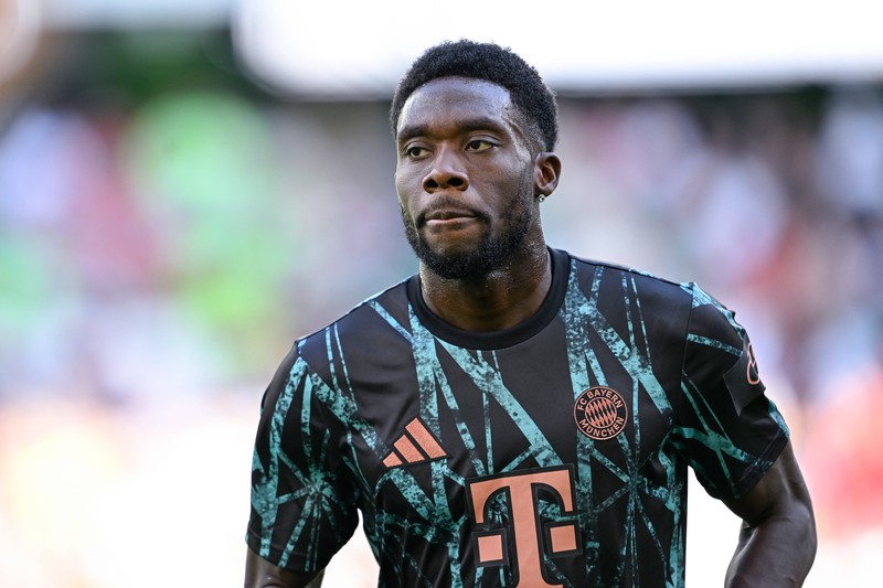 Alphonso Davies liegt mit seinem Gehalt ebenfalls in der Mitte.