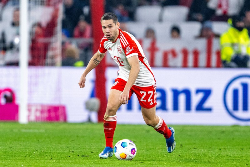 Auch Fußballer Raphael Guerreiro verdient bei den Bayern seine Millionen.