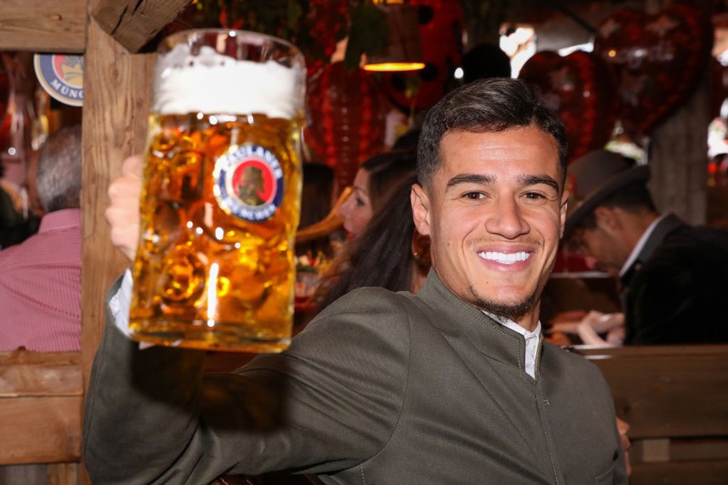 Der Topverdiener der Bayern, Philippe Coutinho, freut sich über sein Bier