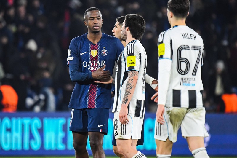 Kompromisslos: Willian Pacho ist der harte „Bodyguard“ in der Pariser Defensive.