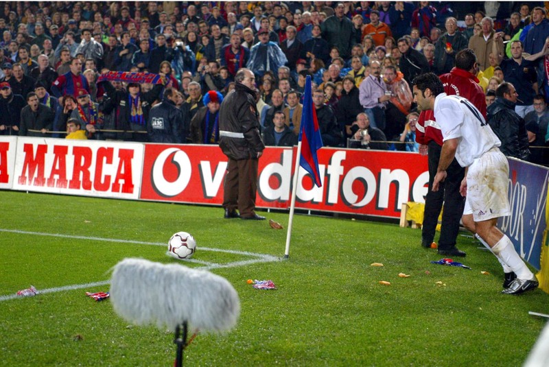 Luis Figo stand die portugiesische Legende für den FC Barcelona auf dem Platz