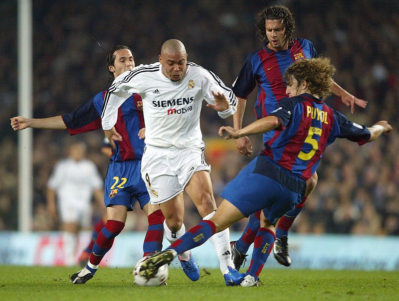 Ronaldo umzingelt von Spielern des FC Barcelona