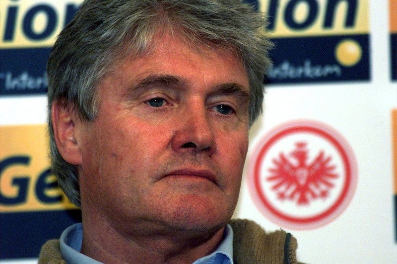 Selbst „Feuerwehrmann" Friedel Rausch kann Eintracht Frankfurt 2001 nicht vor dem Bundesliga–Abstieg retten.