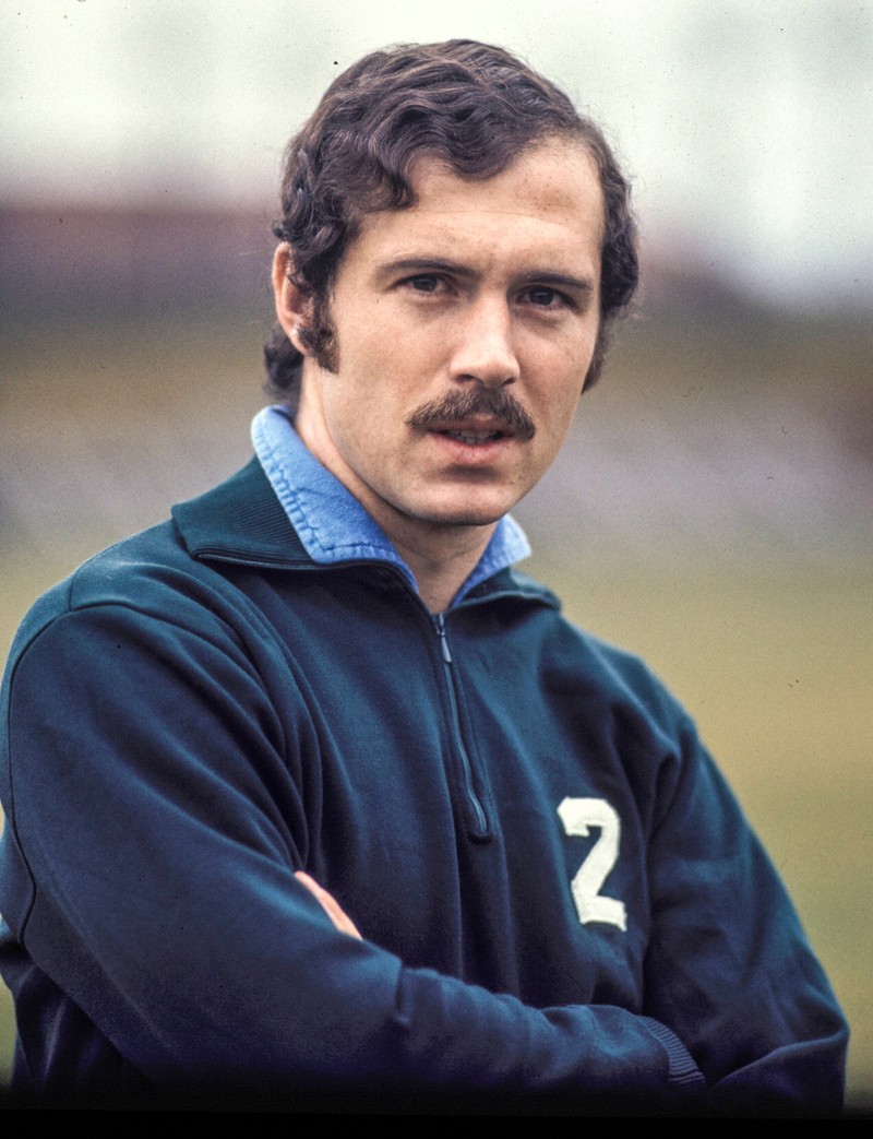 Franz Beckenbauer ist Innenverteidiger in der FCB-Elf von Effenberg.