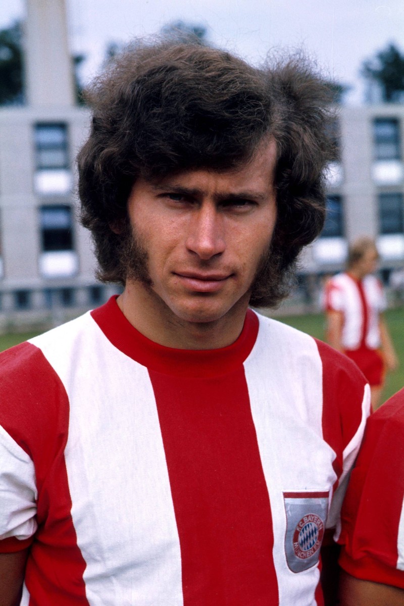 Paul Breitner spielt im Mittelfeld in der besten FCB-Elf von Stefan Effenberg.