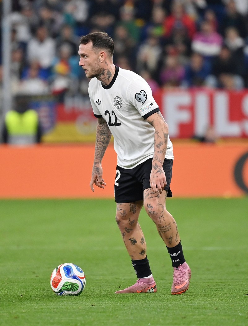 David Raum hat extrem viele Tattoos, die seinen Körper zieren.