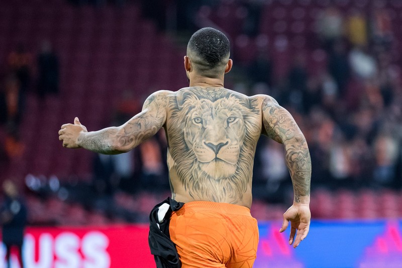 Memphis Depay hat ein riesiges Tattoo auf dem Rücken.