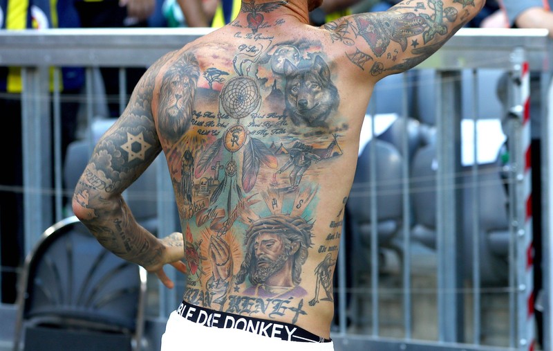 Sergio Ramos hat viele Symbole und Zahlen auf seinem Körper verewigt.