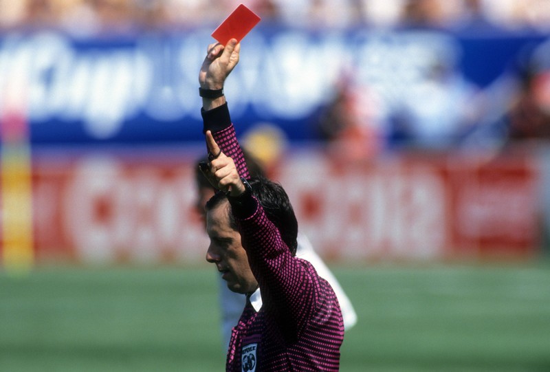 Arturo Brizio Carter hält den Rekord für das Vergeben der meisten roten Karten.