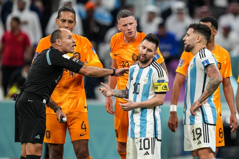 Bei der Weltmeisterschaft in Katar wurden bei dem Spiel zwischen Argentinien und der Niederlande die meisten gelben Karten verteilt.