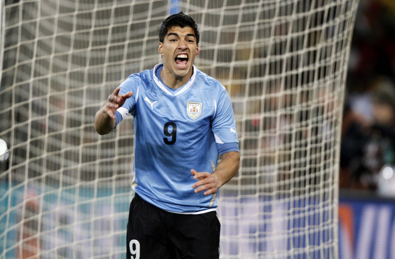 Luis Suárez schlug den Ball bei der WM 2010 absichtlich mit der Hand.