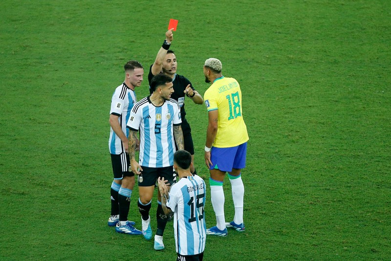 Während die meisten versuchen, eine Sperre zu umgehen, gibt es Spieler, die öfter mal vorzeitig den Platz verlassen mussten.