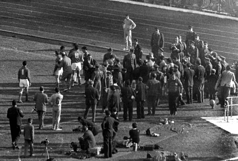 Beim Spiel von Chile gegen Italien kam es 1962 zu erschreckenden Bildern.