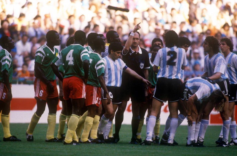 Claudio Caniggia wurde von Benjamin Massing 1990 stark gefoult und verlor dabei sogar seinen Schuh.