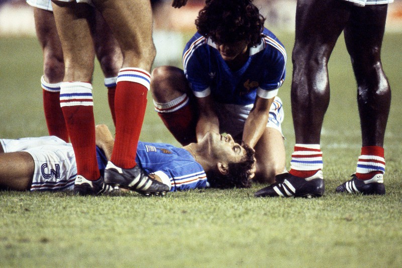 Das Fould von Toni Schumachers 1982 gilt als eines der Schlimmsten aller Zeiten.