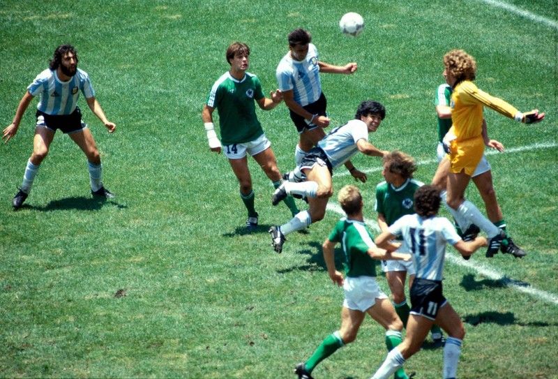 Diego Maradona foulte 1982 seinen Gegenspieler Batista.