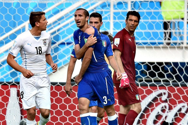 Luis Suárez hat seinen Gegenspieler gebissen.