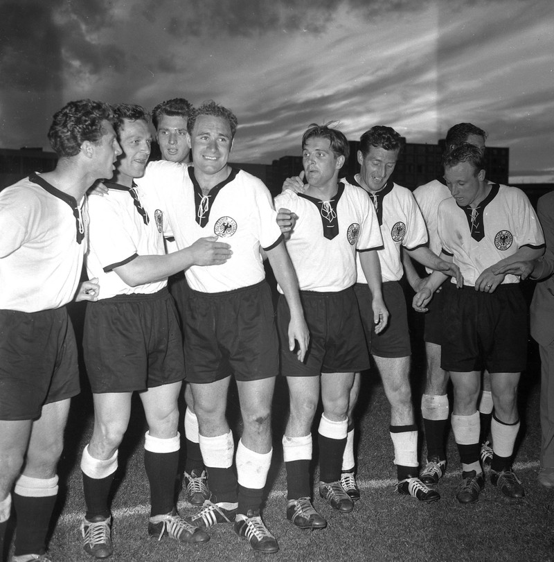 Zu sehen ist die deutsche Fußballnationalmannschaft im Jahr 1954.