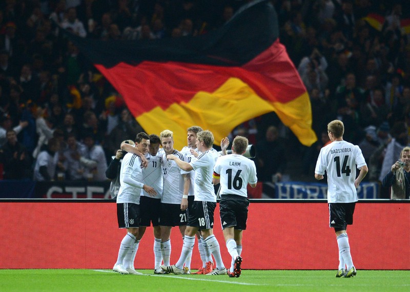 Zu sehen ist die deutsche Nationalmannschaft, die ein Tor bejubelt.