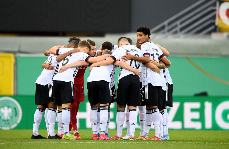 Die deutsche Fußballnationalmannschaft steht im Kreis zusammen.