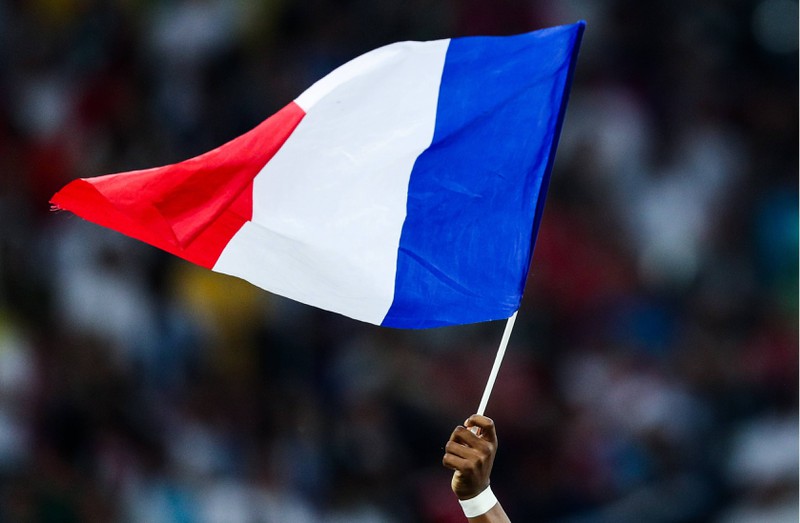 Im Fußballstadion wird eine Frankreich-Flagge geschwenkt.