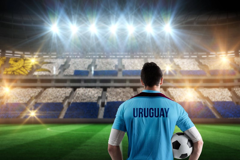 Zu sehen ist ein Fußballspieler im Trikot von Uruguay.