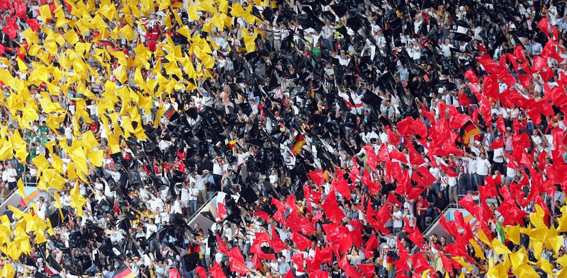 Zu sehen sind deutsche Fans bei einer Fußball-WM.