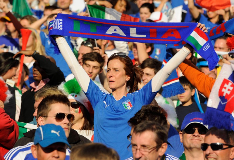 Zu sehen sind Fans der italienischen Fußballnationalmannschaft.