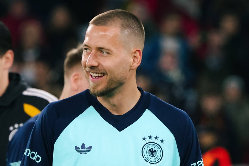 Waldemar Anton spielt bei Borussia Dortmund.