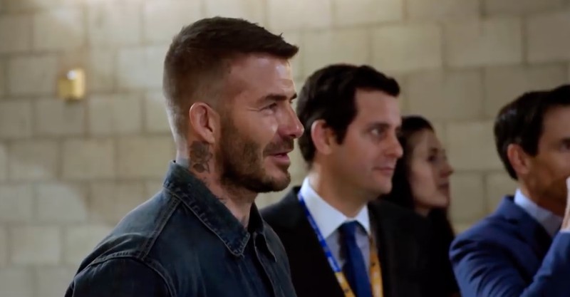 David Beckham wurde mit einer furchtbaren Statue geprankt und reagiert mit dem lustigsten Spruch