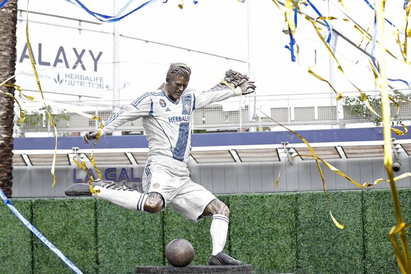 David Beckham wurde mit einer furchtbaren Statue geprankt und reagiert mit dem lustigsten Spruch