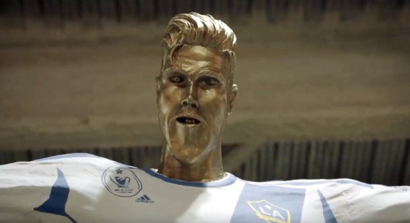 David Beckham wurde mit einer furchtbaren Statue geprankt und reagiert mit dem lustigsten Spruch