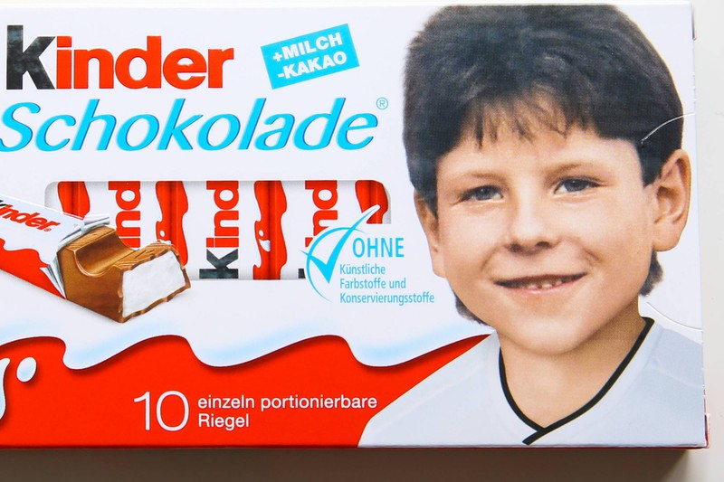Auf dem Bild ist ein Junge auf einer Kinderschokolade. Doch welcher Fußballer ist das?