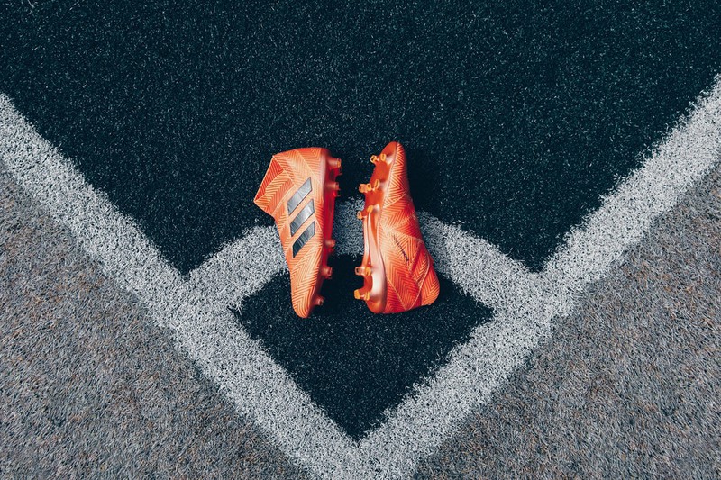 Dieses Bild zeigt Fußballschuhe, die nach dem Ende auf dem Rasen liegen.