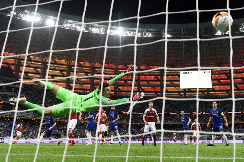 Dieses Bild zeigt einen Torwart, der versucht, den Ball zu halten.