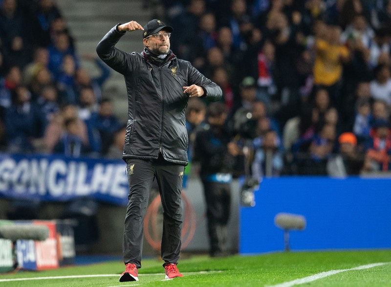Dieses Bild zeigt einen Trainer beim Fußball an der Seitenlinie.