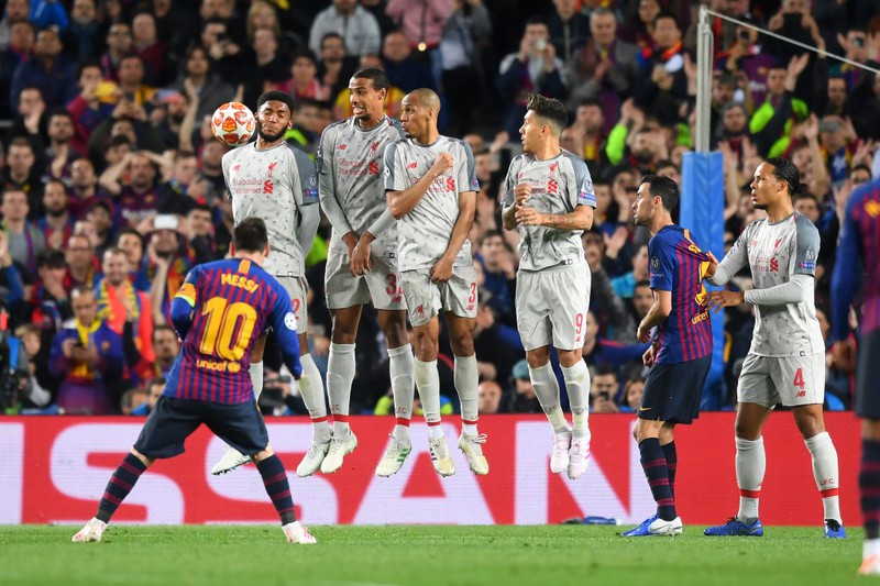 Dieses Bild zeigt eine Freistoßmauer beim Fußball.