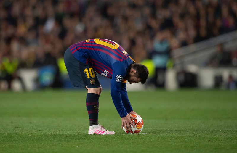 Dieses Bild zeigt einen Spieler, der einen Freistoß nach den neuen Regeln vorbereitet.