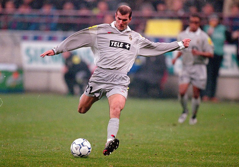 Dieses Bild zeigt Fußballlegende Zinédine Zidane.