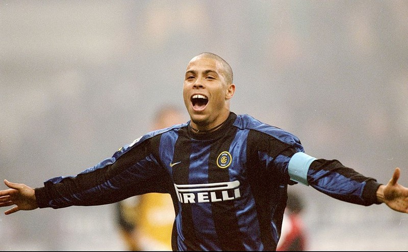 Dieses Bild zeigt Fußballlegende Ronaldo.