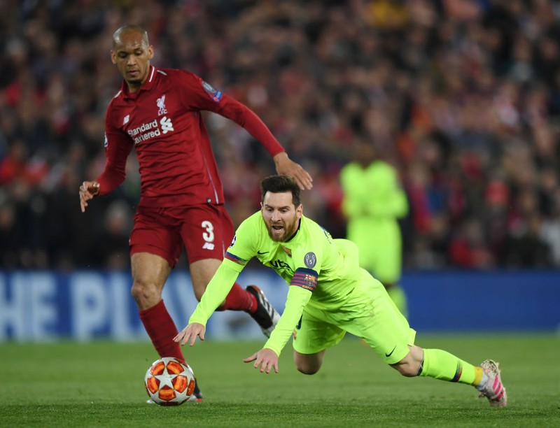 Dieses Bild zeigt Fußballspieler Fabinho, der in der Saison 18/19 einen teuren Transfer hinter sich hat.