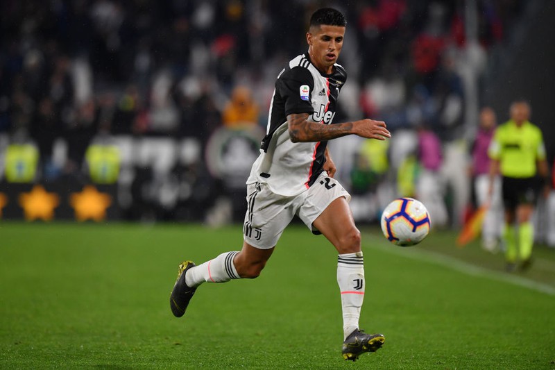 Dieses Bild zeigt Fußballspieler Joao Cancelo, der in der Saison 18/19 einen teuren Transfer hinter sich hat.